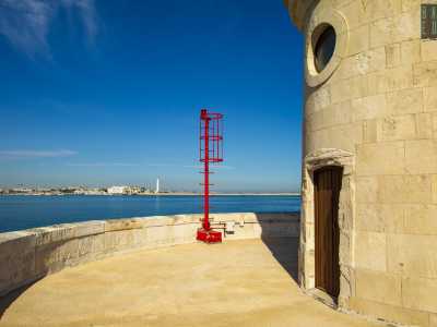 E alla base trova posto l�importante fanale con lampada elettrica